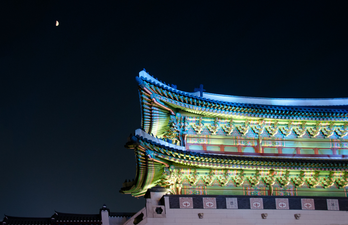 Moon above Gwanghwamun Gate, Gyeongbokgung Palace, Seoul